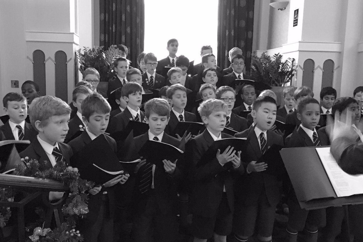 QEGSYorkshire's tweet photo. #QEGSU11Choir serenading guests as they arrive for @VarietyGB #YBA2016 at @TheQueensQ. Lovely way for Business Leaders to end their week! https://t.co/pVhgT96BCf