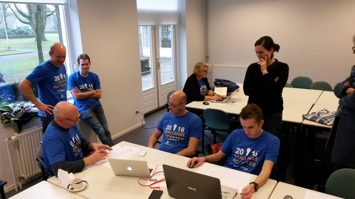 ggzoostbrabant's tweet photo. Team hackers buigt zich over de visualisatie van het persoonsbeeld #lvbp #hackathonggz https://t.co/Cs76SXb9DI