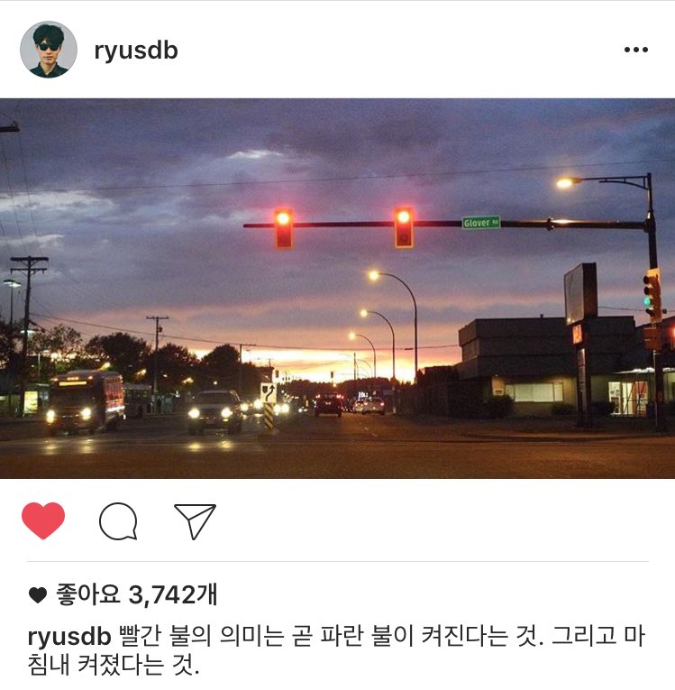 only_ryu0925's tweet photo. 파란 불이 켜지길 함께 기다리는 우리. 🇰🇷 https://t.co/HMJ7icqH8T