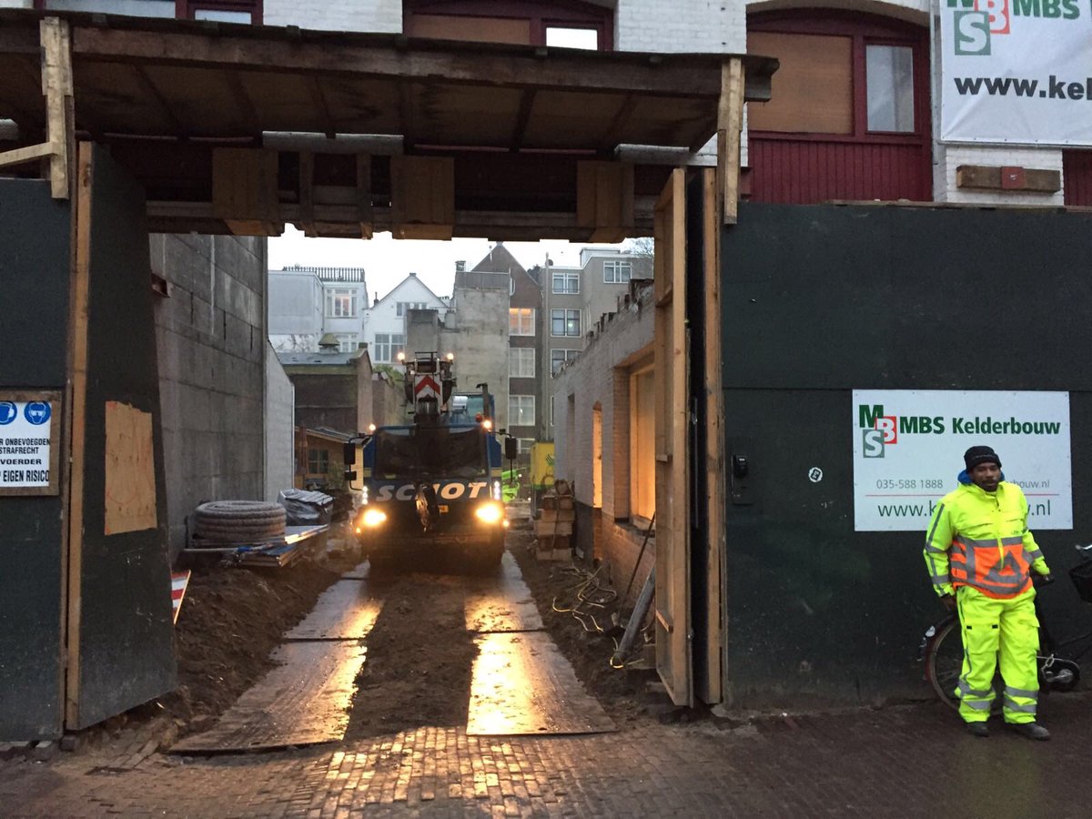 MBSgroep's tweet photo. Overtoom Amsterdam kijkje achter de schermen. Fase-1 is afgezonken. Fase-2 wordt bekist. Afzinkkelder 800 m2 op 800 m2 kavel (inpandig) https://t.co/ZtPtweXijK