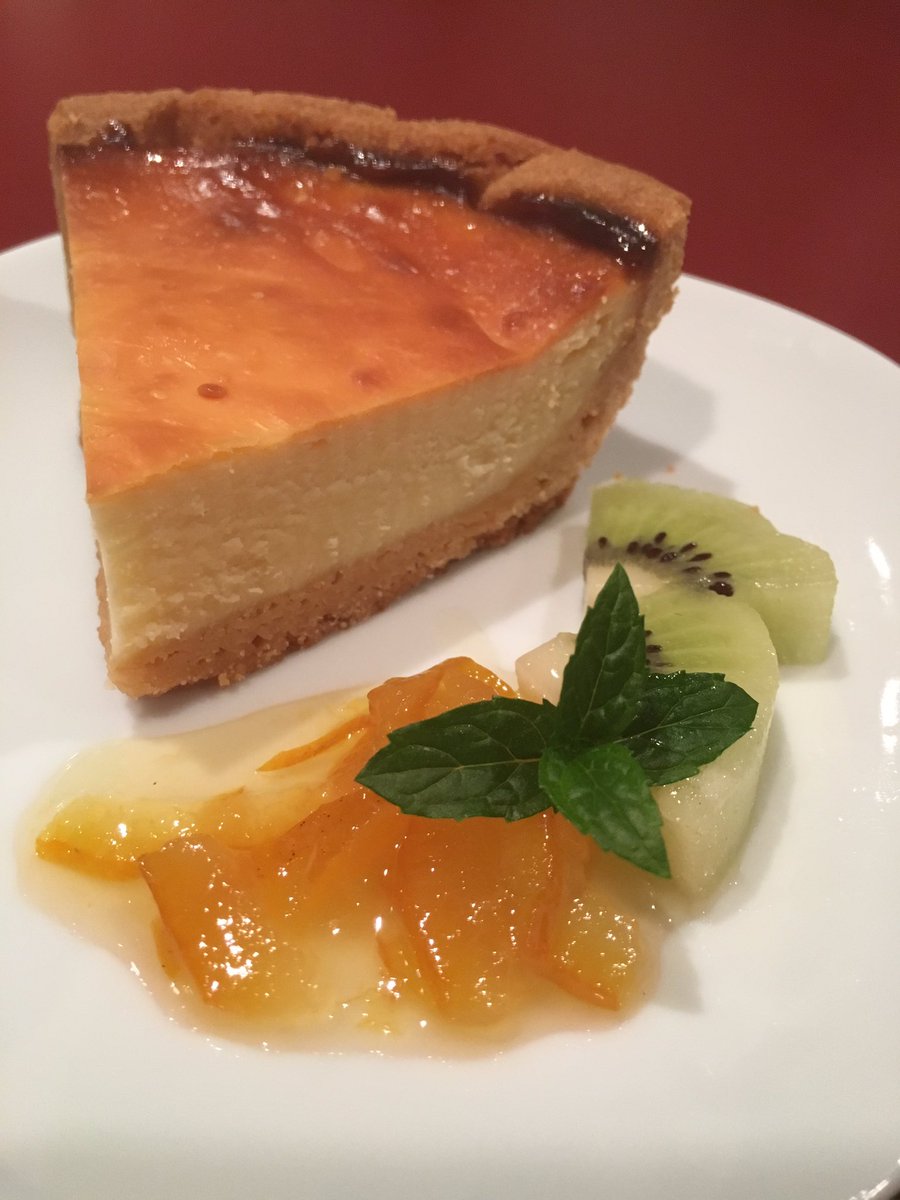 喫茶アミーゴ 大須さんのツイート 喫茶アミーゴ のチーズケーキは2種類 写真のベイクドチーズケーキは コーヒーにぴったり 爽やかな酸味が心地いいんです もうひとつは ゴルゴンゾーラのチーズケーキ ブルーチーズそのもののような濃厚な味わいなのに 食べ