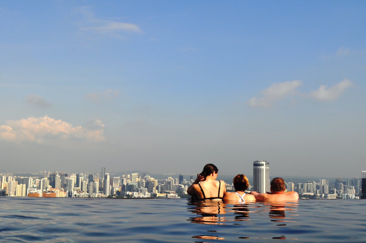 ট ইট র トラベルコ 朝飯前の屋上プール シンガポールを象徴するホテル マリーナ ベイ サンズ インフィニティ プールで遊ぶなら 早朝が おすすめ 8時までは一部プールにレーンが登場 街を見下ろして泳げば 空を飛んでいるような気分に 更なる