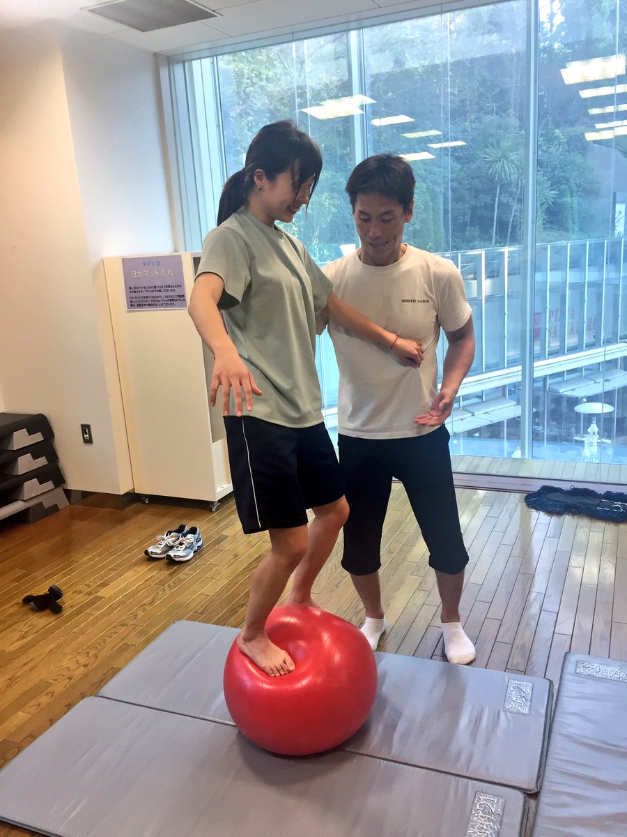 国本雄資 Yuji Kunimoto 仲田 健トレーナーとトレーニング スノーボードのワールドカップドイツ大会で銅メダリストの鬼塚雅選手 Miyabionitsuka もトレーニングしていました 軽々バランスボールの上で スクワットしてたので ぼくもやらせてもらいました 国本雄資 Yuji Kunimoto 仲田 健トレーナーとトレーニング スノーボードのワールドカップドイツ大会で銅メダリストの鬼塚雅選手 Miyabionitsuka もトレーニングしていました 軽々バランスボールの上で スクワットしてたので ぼくもやらせてもらいました
