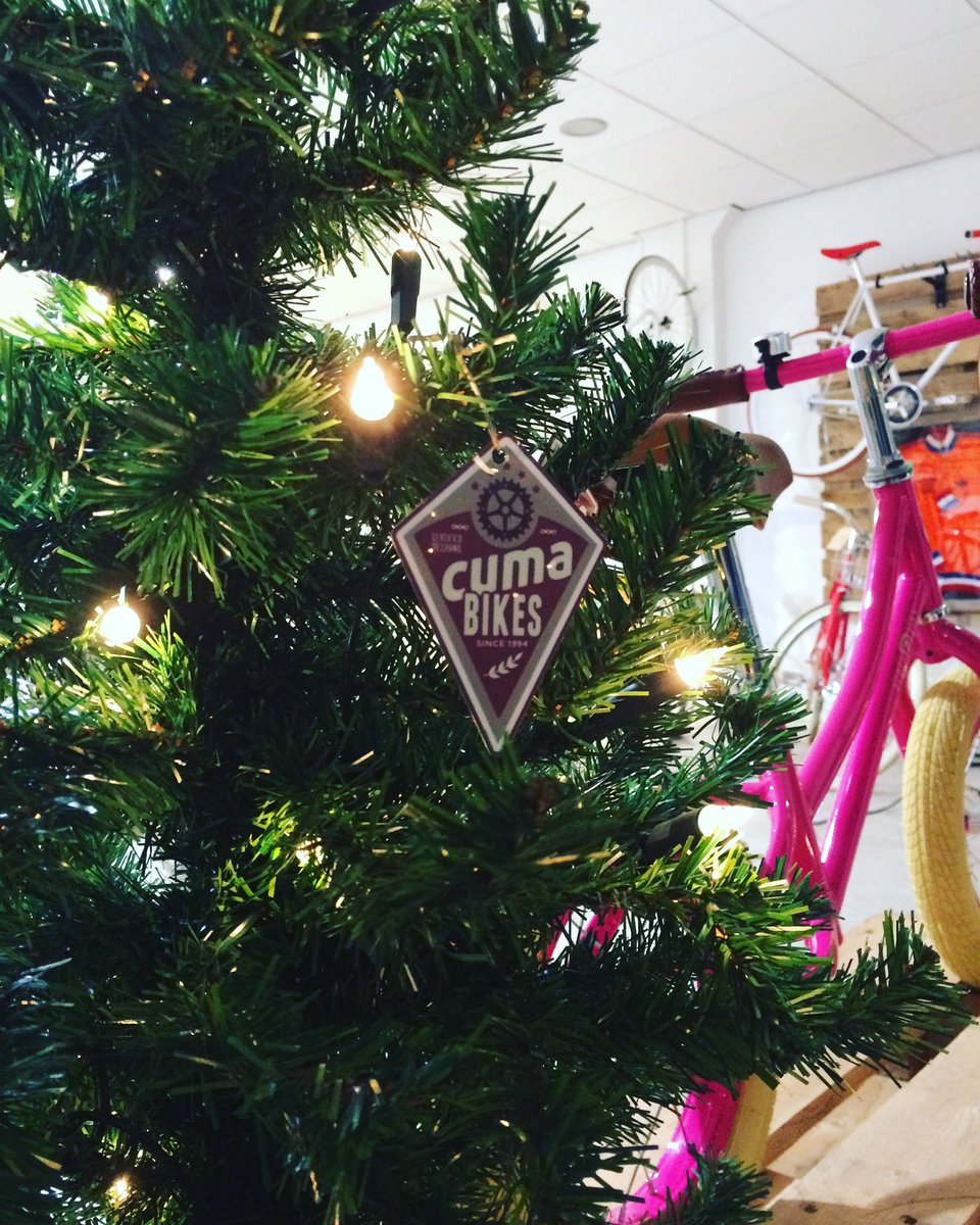 Decoratie voor #kerst is klaar! #etalage #winkel #design #fietsen #cumabikes