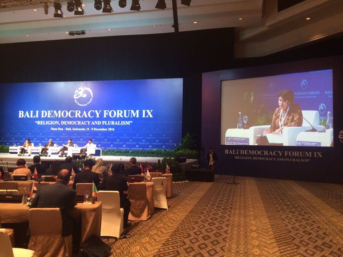 Kemlu_RI's tweet photo. Sesi penutupan Bali Democracy Forum IX dipimpin oleh Prof. Dr. Dewi Fortuna Anwar, Ketua Institute for Democracy and Human Right #BDF2016 https://t.co/ZxGEvQAP7I