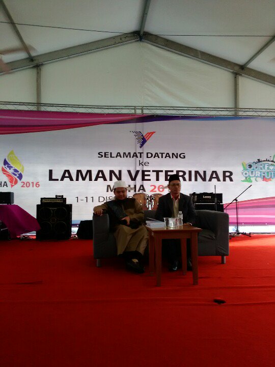 DrDeeMD's tweet photo. Sedang berlangsung di #lamanternakan 'Santai petang bersama Ustaz Ebit Lew'  #maha2016 @mediamaha2016 https://t.co/zp3JUpz7dE