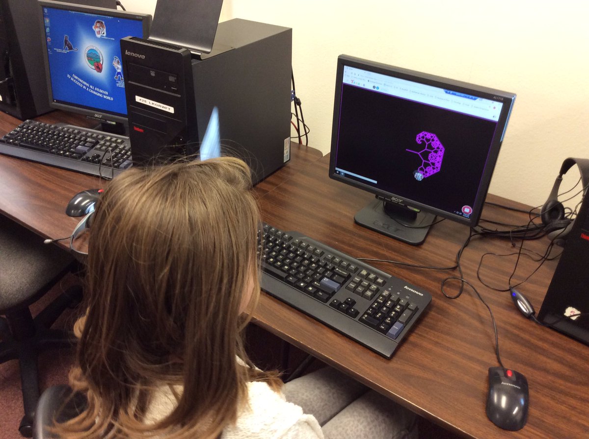 CarbonDist2's tweet photo. Saratoga elementary students in Saratoga, WY doing their #HourofCode #iwantafreedrone https://t.co/tQ1wE9lzZc
