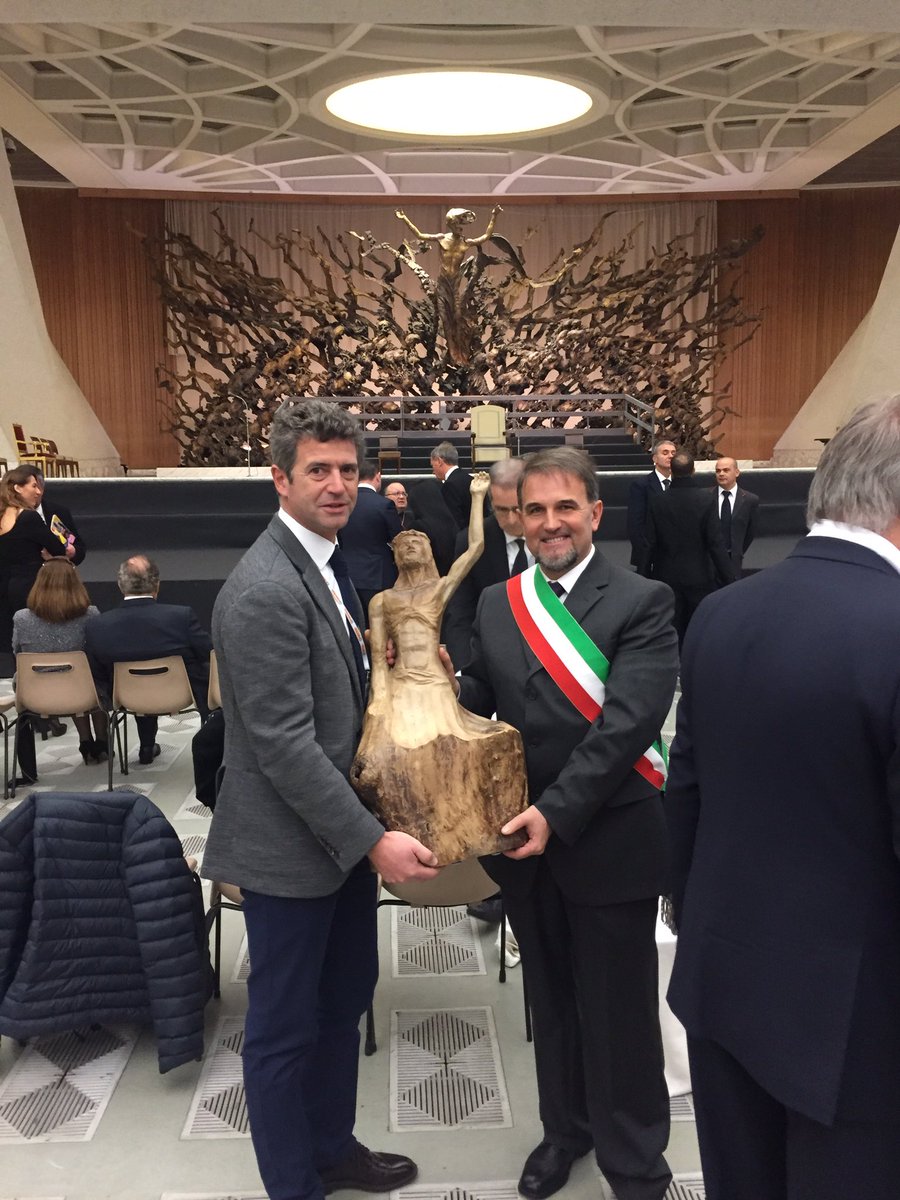 stefanoravelli6's tweet photo. Direttamente dall' aula #nervi per l'udienza di Papa Francesco per la consegna dell'abero di Natale della #valcampelle #scurelle #valsugana https://t.co/3dMTaOTTIQ