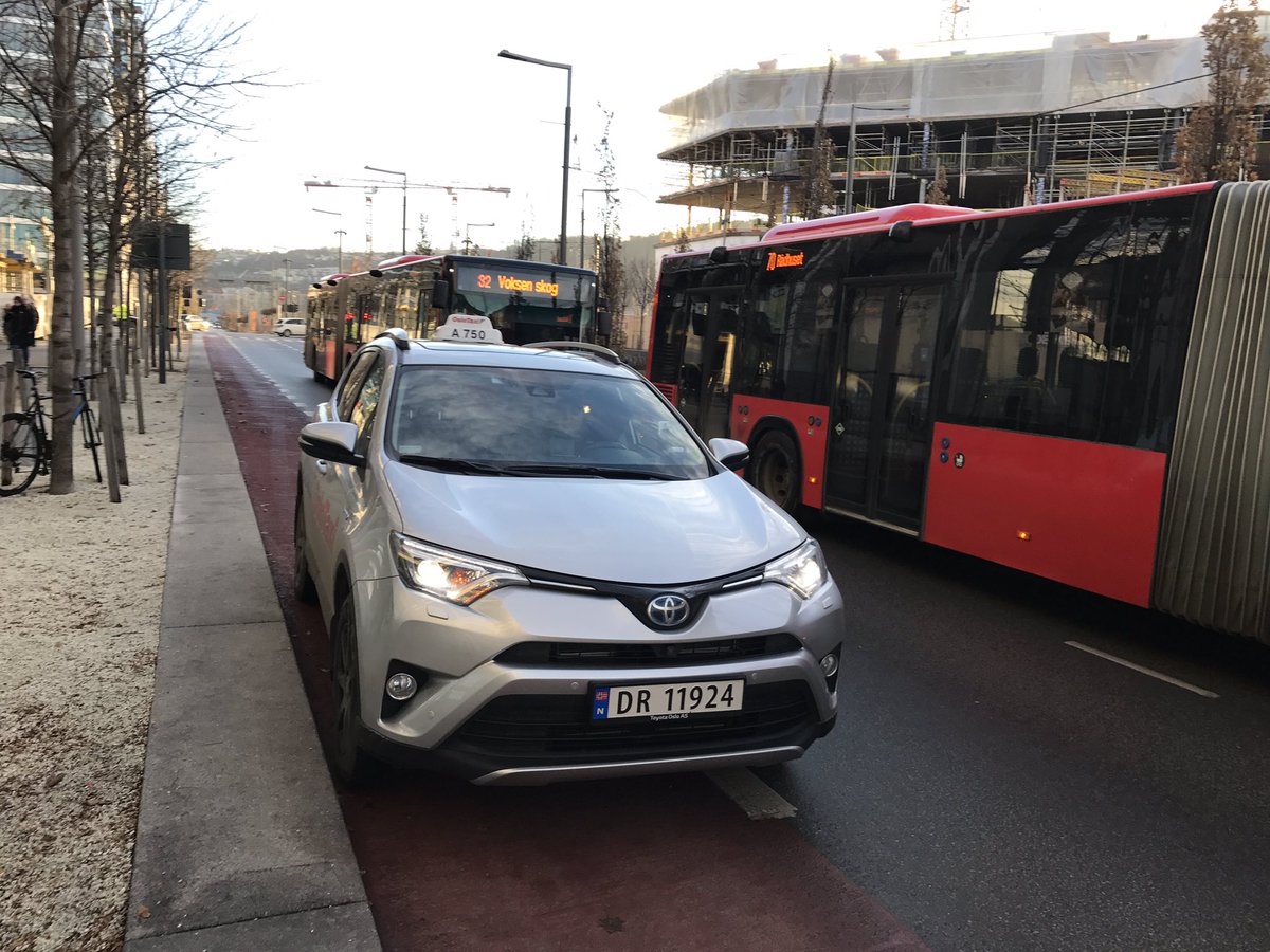 .<a href="/OsloTaxiAS/">OsloTaxi</a> bryr seg ikke om at det er forbudt å stoppe i sykkelfelt.