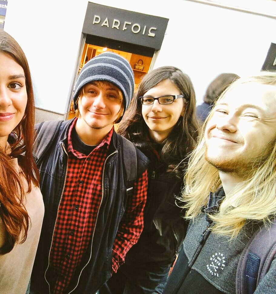 BarbieeRamram98's tweet photo. Reencuentro @ernestomg97 @emoboy966 @erratum__  😊😊😊 #CasaDeLosPicos https://t.co/i94qwZGtI4