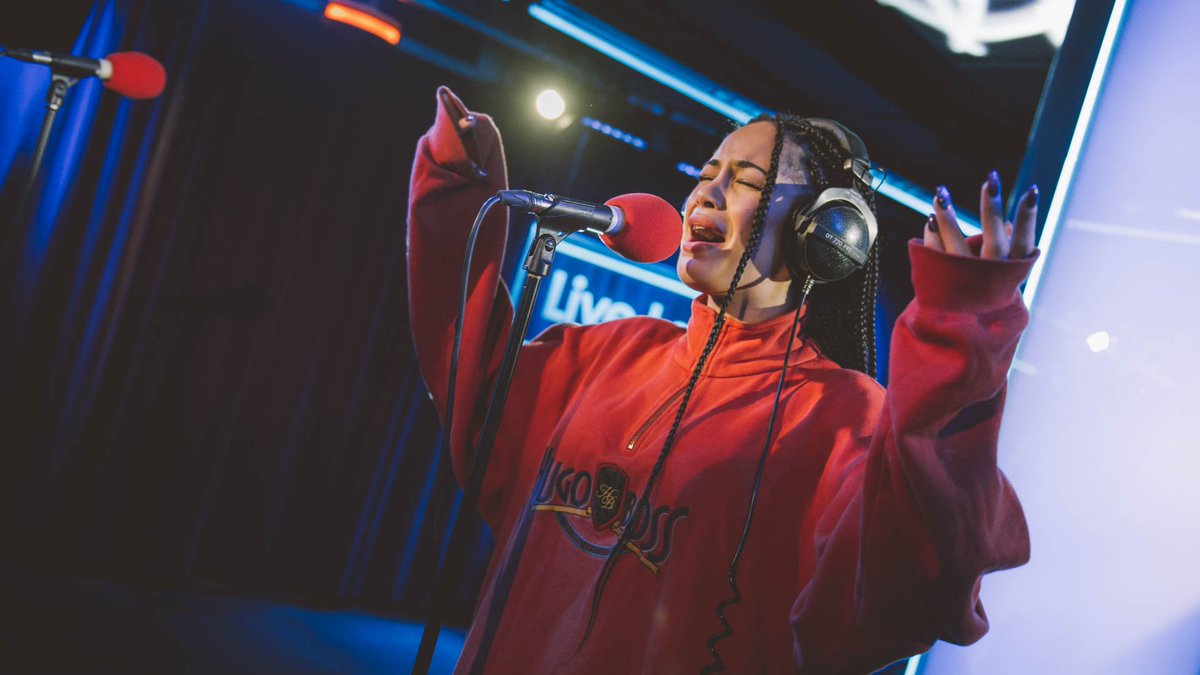1Xtra's tweet image. Watch @jorjasmith's incredible Luther Vandross cover from earlier this week 🙌🏾

👉🏾 bbc.in/2h9MV7R