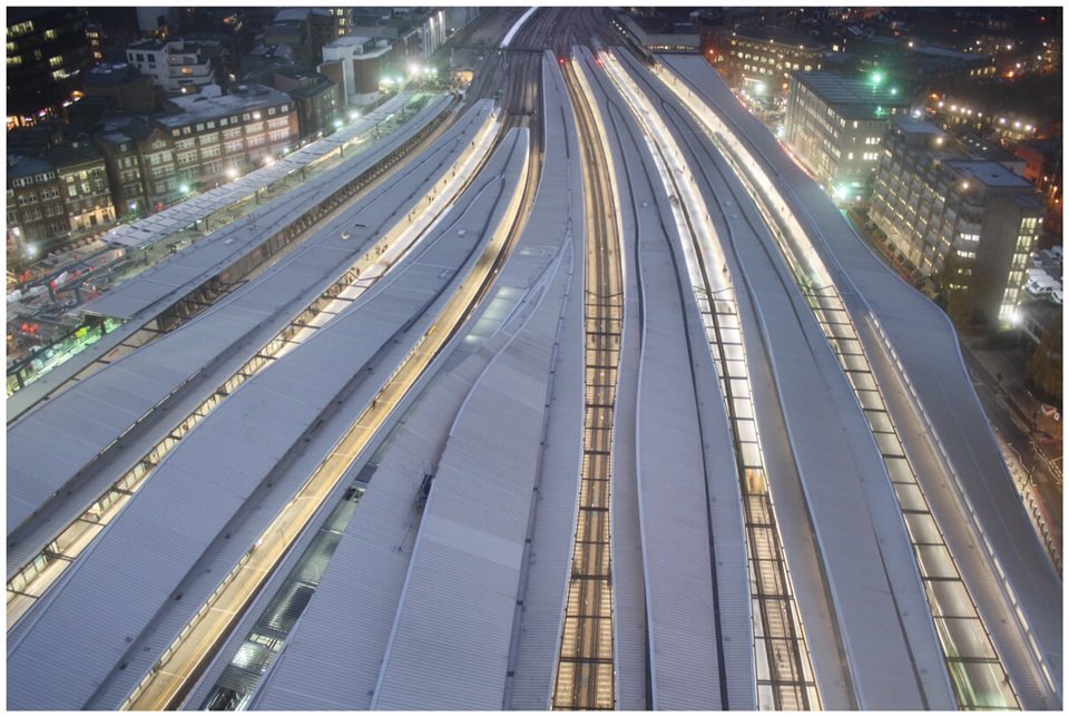 siteeye's tweet image. The stunning new platforms at London Bridge by night. Thanks to the good work of @TLProgramme and @networkrail