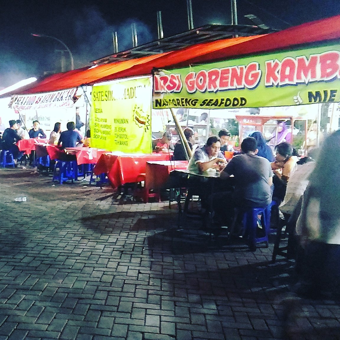 Cobain deh lezat nya kuliner kaki lima ala pasar bersih galuh mas pasti ketagihan @urban_karawang <a href="/cellicaNurrach/">CellicaNurrachadiana</a> <a href="/KangJimmyCSR/">Ahmad Zamakhsyari</a>
