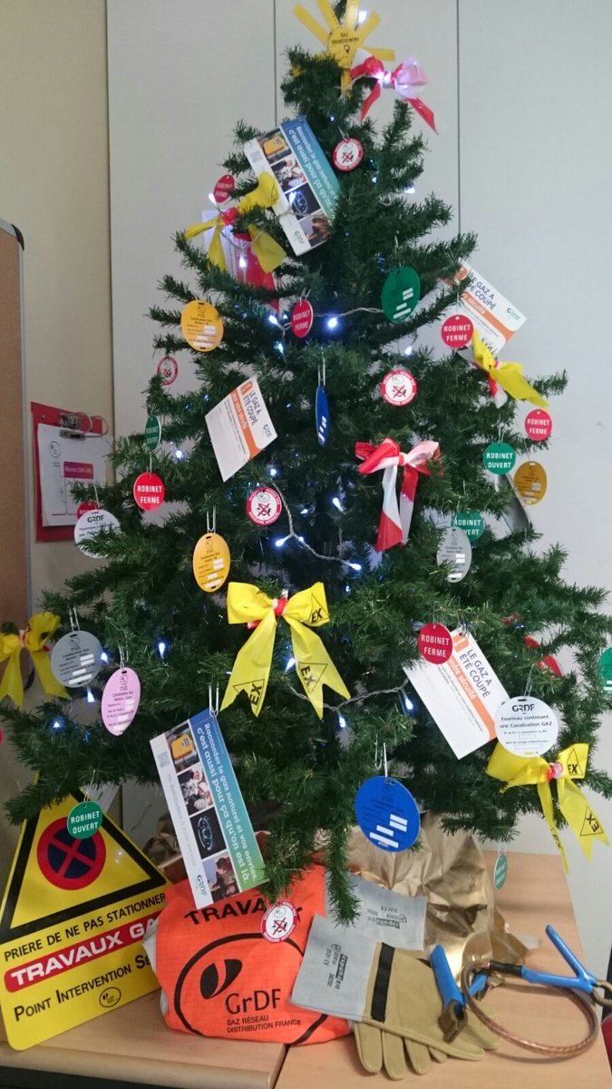 Sapin de Noël Arg Fontenay sous bois #les8fondamentauxsecugrdf  #JoyeuxNoel  <a href="/MichaudJm/">jm michaud</a> <a href="/EstelleCA1/">Estelle_CA</a> <a href="/FrancoisePenaud/">Francoise Penaud</a> @WLGaz