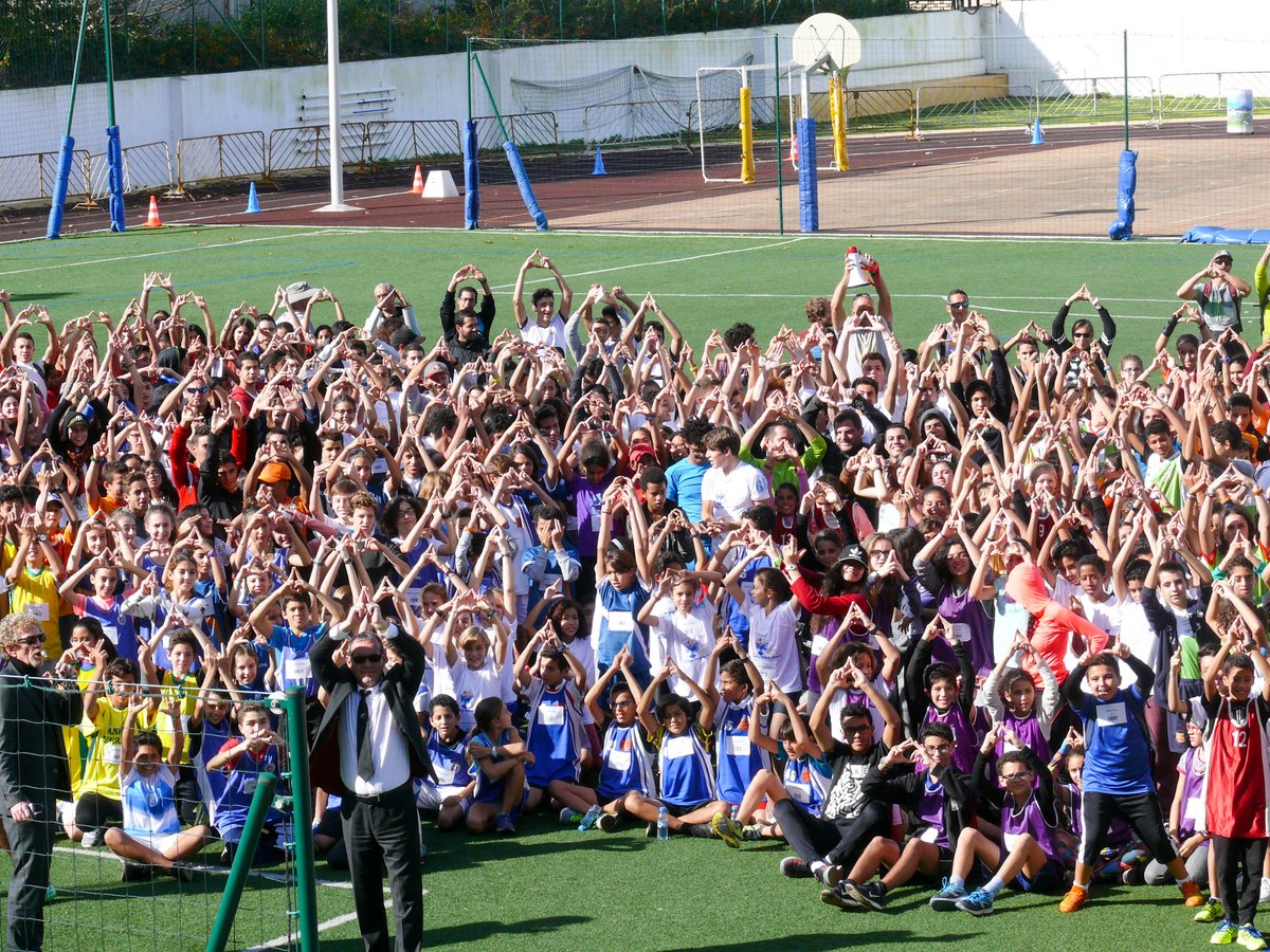 Domydom's tweet photo. .@najatvb @RazakParis Les élèves sportifs de @UNSSFMaroc soutiennent aussi la candidature de #paris2024 aux JO https://t.co/k8TttAkj27