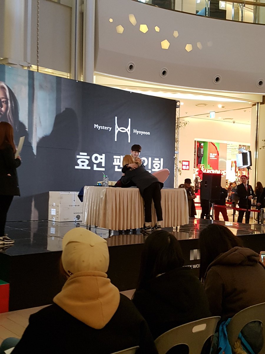 [PIC][09-12-2016]HyoYeon tham dự buổi Fansign cho "MYSTERY" vào tối nay CzOvjXpVQAAysFW