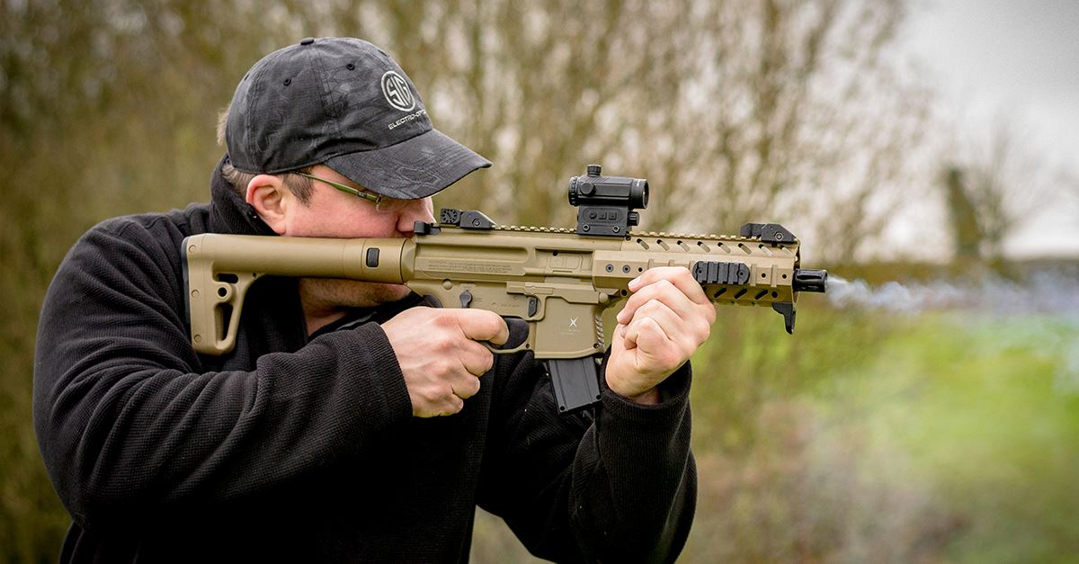 La <a href="/sigsauerinc/">SIG SAUER</a> MPX ASP FDE con punto rojo está inspirada en el diseño original de la SIG MPX, ideal para entrenamientos, diversión.