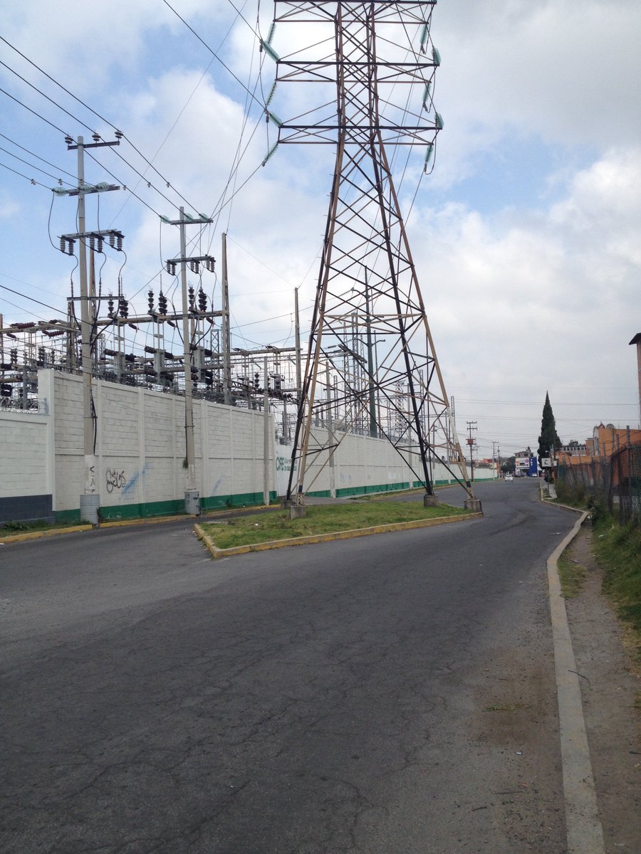 LordRuiz's tweet photo. Bien que remplacen las viejas Torres en col.independencia, urgente en Av.G.Marconi(frente CFE),sin banquetas ni señalización@VialidadToluca https://t.co/eYCD2jOItw