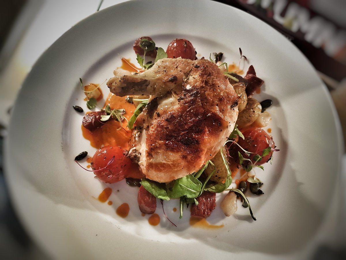 fildes_stuart's tweet photo. Today'sspecial:Roast #chicken on Potatoes, roast pepper sauce, #chorizo oil, pumpkin seed,cherry tomatoes, rocket @EurestUK @compassgroupuk https://t.co/Lms3EmiQOx