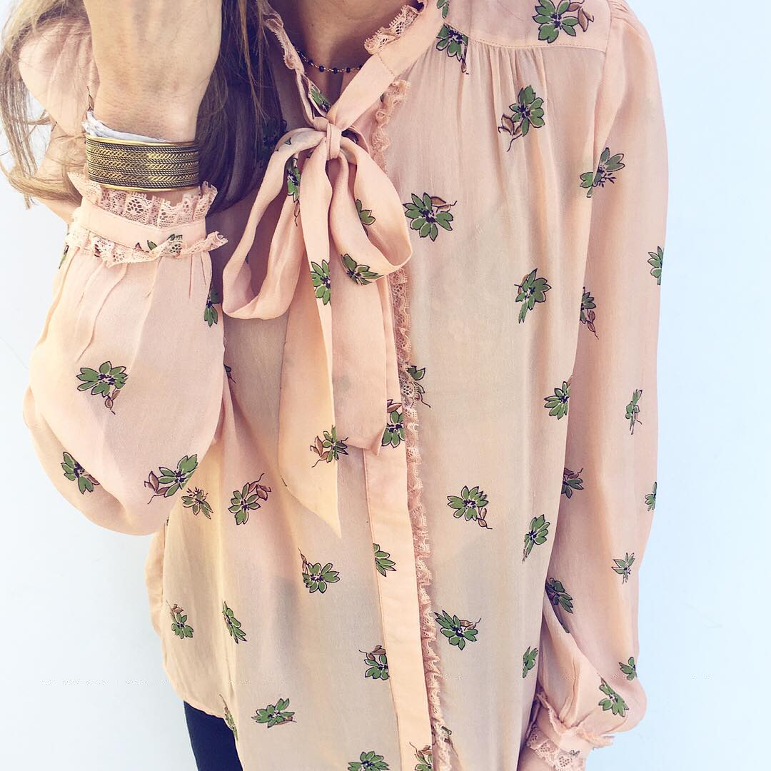 Bow detail 👌🏼 #feminineflare #bowneck #buttondown <a href="/byTiMo/">byTiMo</a> #ontrend #dressitup #dressitdown #blushtone #wishlist