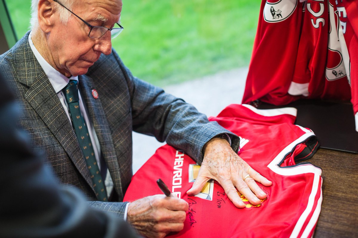 Today's shirt signing fundraiser in support of @FindABetterWay was a wonderful success. Thank you to everyone who attended.