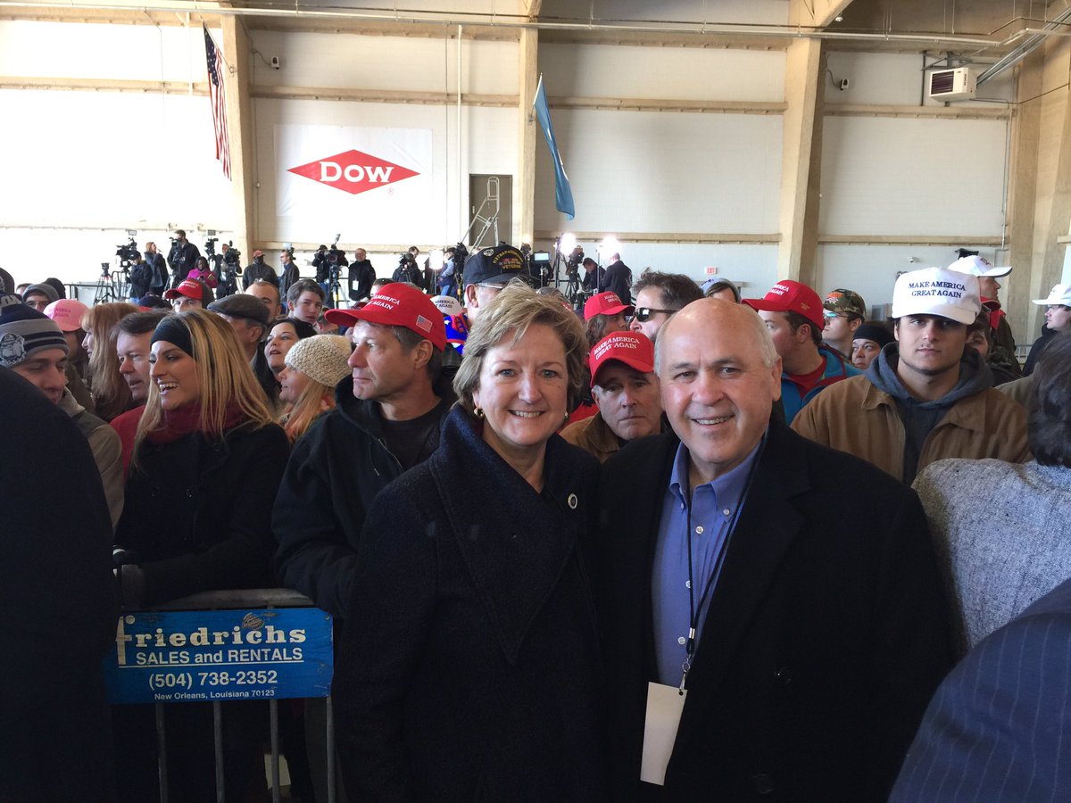 The crowd is growing &amp; it's great to see @BodiWhite2016 working the crowd. #LaLege 🇺🇸