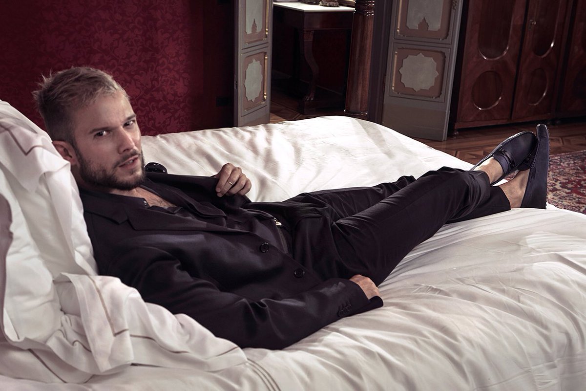 Happy to be part of <a href="/TheLUXERcom/">The Luxer</a> family. 

A letto con le scarpe.