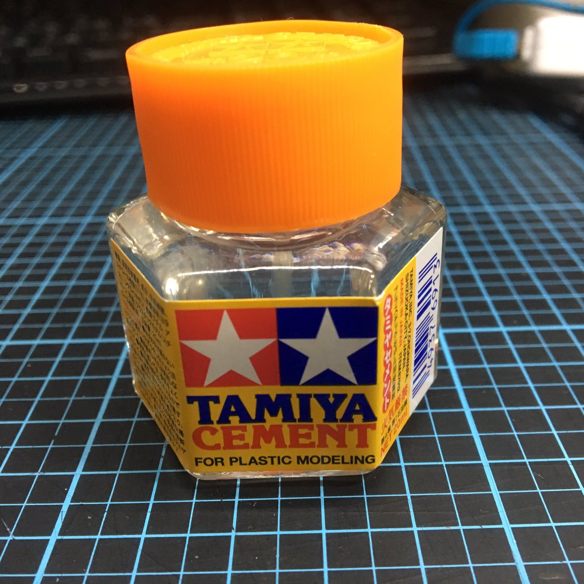 小銭 8bit このタミヤセメントってただ接着するだけじゃなく プラスチックを溶かす 事でより強固にくっつくんだけど それを活かして 接着剤を塗ったプラモのパーツの合わせ目をギュッと押し付ける事で 溶けたプラを盛り上がらせて それを削り取る事で 小銭 8bit このタミヤセメントってただ接着するだけじゃなく プラスチックを溶かす 事でより強固にくっつくんだけど それを活かして 接着剤を塗ったプラモのパーツの合わせ目をギュッと押し付ける事で 溶けたプラを盛り上がらせて それを削り取る事で