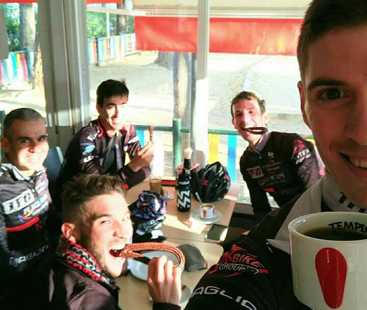 PardoRubioSanti's tweet photo. Será verdad que con los amigos pedaleas más fuerte o serán los churros con chocolate ❓❓❓
#ciclismoconamigos
#CreatuMeta https://t.co/rkgM6slA2V