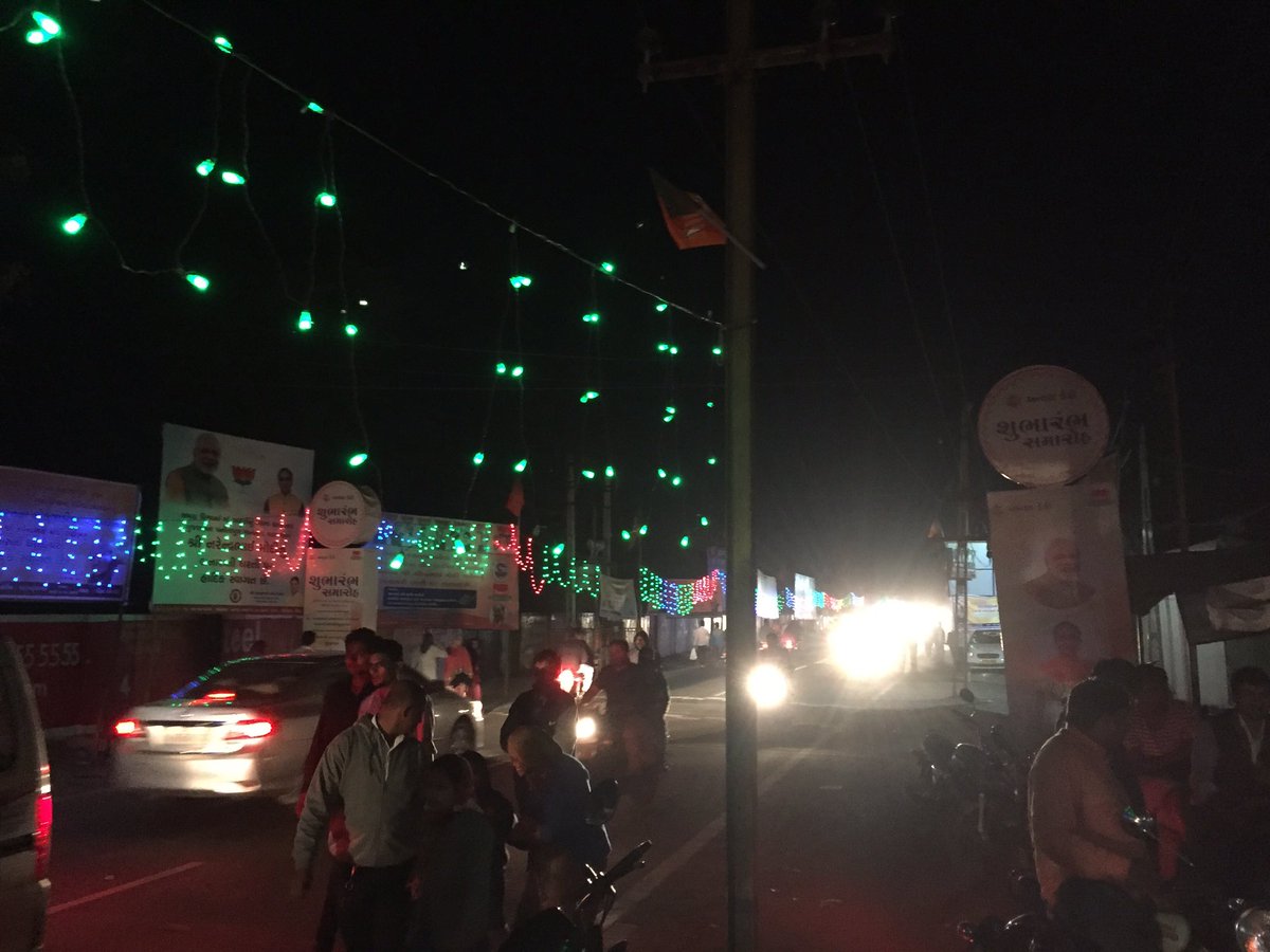 lovely_mms's tweet image. ડીસા રંગાયુ @narendramodi જીના રંગમા @vijayrupanibjp @DeshGujarat @etv_gujarati @etvgujarati1 waiting for u sir..👏 #modiindeesa