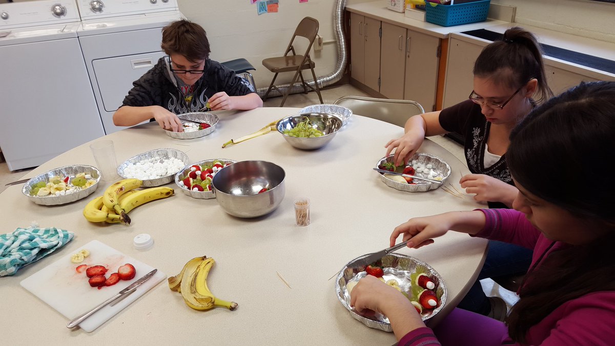 BurakSusan's tweet photo. Practicing functional life skills-making Grinch fruit hats! #furmanc #DrLynnUtchell#HMJHPrincipal #VikingP3 https://t.co/UXuSgMeroc