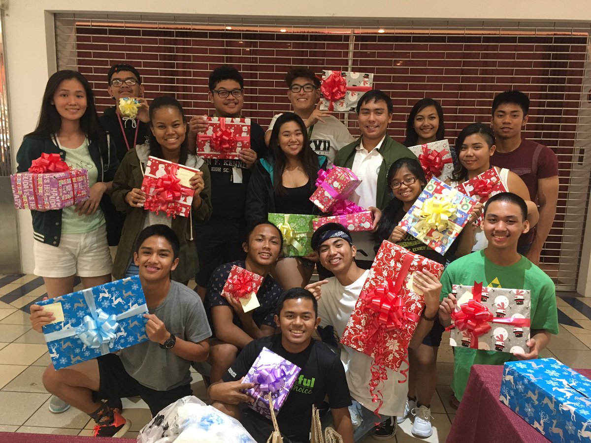 JFKHSCO17's tweet photo. MORE HAPPY CUSTOMERS 😁 🎁✨ Don't forget to get your gifts wrapped in between Lin's Jewelry and Footlocker ✨🎁 https://t.co/eBsVFkaidc