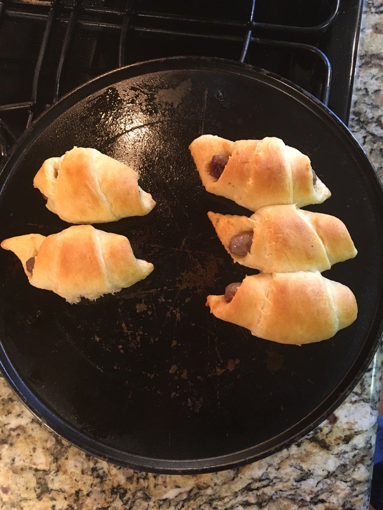 riffester's tweet photo. When Pop puts you on the bus you get home made pigs in a blanket for breakfast https://t.co/oprR5VpD5N