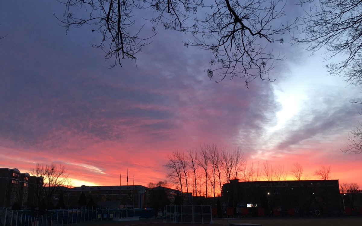 MiKamy929's tweet image. 今早的北京 超神奇！没加任何滤镜也超好看 早上天是纯红的！without PM2.5！#HelloBeijing