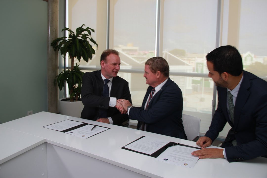Elwin Groenevelt (@egroenevelt) on Twitter photo Qredits start op Aruba! Gisteren overeenkomst getekend met Minpres Eman. Dank aan mede-initiator <a href="/BiesheuvelHans/">Hans Biesheuvel</a> qredits.nl/nieuws/qredits… Qredits start op Aruba! Gisteren overeenkomst getekend met Minpres Eman. Dank aan mede-initiator <a href="/BiesheuvelHans/">Hans Biesheuvel</a> qredits.nl/nieuws/qredits…