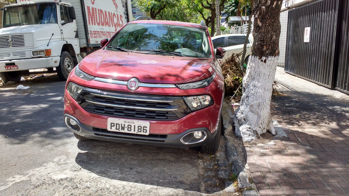 jeff_jto's tweet photo. @CTTU_Recife como se faz pra multar e rebocar esse carro? Fechando garagem na Rua Evaristo da Veiga, em Casa Amarela. https://t.co/byVGMl40XX