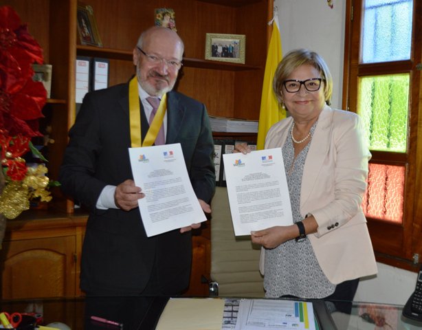 AlcaldiaManeiro's tweet photo. Hemos firmado un acuerdo de cooperación cultural con Francia en reciente visita de su actual Embajador Frederic Desagneaux a Maneiro https://t.co/2Jr5uYqrr5