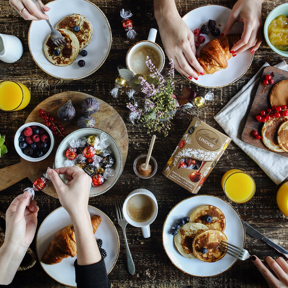 Amigas, chocolate, conversación, diversión. ¡Disfruta de Lindor surtido con ellas! #MomentoLindor