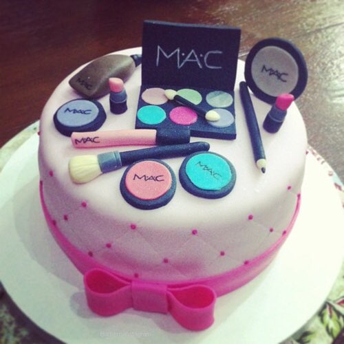 Furyrat124's tweet photo. This was the cake from my birthday!❤️❤️😭 https://t.co/ZrjVc0tmRZ