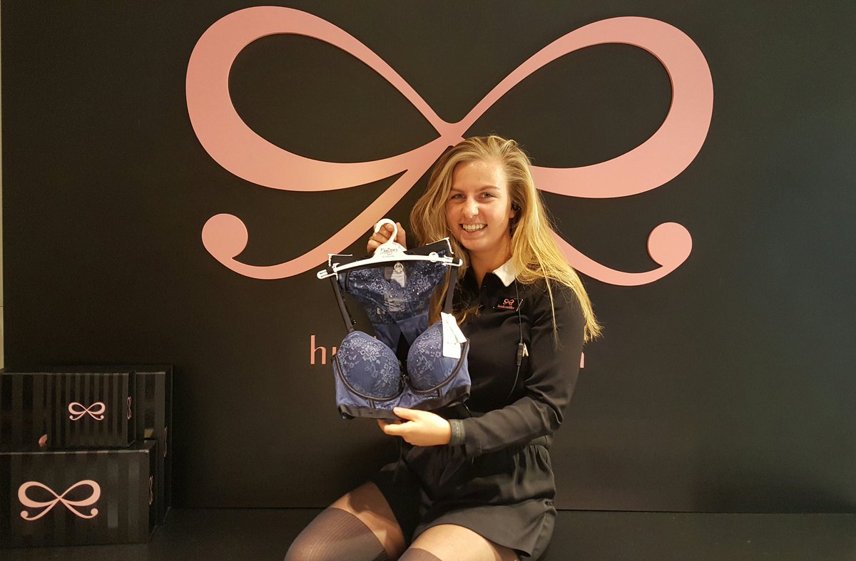 Our shero karianne with her choise of Doutzen lingerie. Congratulations kaar!! 
<a href="/P_Mountford/">Philip Mountford</a> <a href="/Hunkemoller/">Hunkemöller</a> @Dimitri_HKM  <a href="/DeniseDkastanja/">Denise kastanja </a>