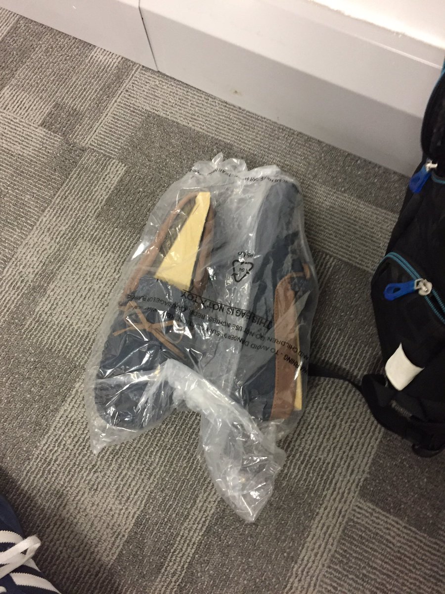 Tbrittenoffline's tweet photo. .@marksandspencer how am I supposed to wrap these!? π±#wheresthebox π¦β #homedelivery #Chritsmasproblems #present https://t.co/2IOwjsdoQt