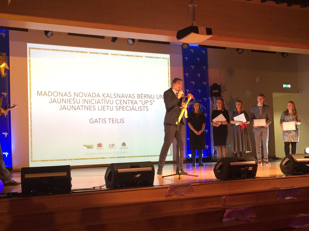 Nominācijā "Uzlecošais jaunatnes darbinieks (viens gads aktīvā darbā jaunatnes jomā)” balvu saņem Gatis Teilis! Apsveicam!