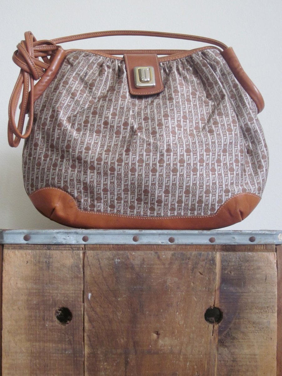 thriftingmagpie's tweet image. Judith Leiber / Judith Leiber Purse / Judith Leiber Bag / 70s … tuppu.net/d6fc3cca #TheThriftingMagpie #LogoBag