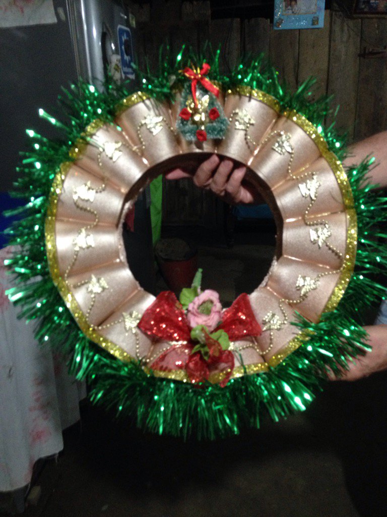 DougPriest2's tweet image. Home made paper cup wreath made by preachers sister in Santo Domingo, Ecuador.
