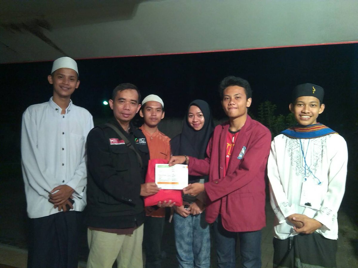 FSKMP_APP's tweet photo. Penyerahan bantuan untuk korban Gempa Bumi di Pidie Jaya Aceh dari Mahasiswa/i Politeknik APP Jkt kepada Aksi Cepat Tanggap (ACT) https://t.co/ZdZ8sBLAVc