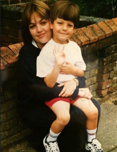 #RIPJohannah

— И я сказал: "Ну же, мам, давай сделаем счастливым кого-нибудь сегодня"

пожалуйста, успокойте меня