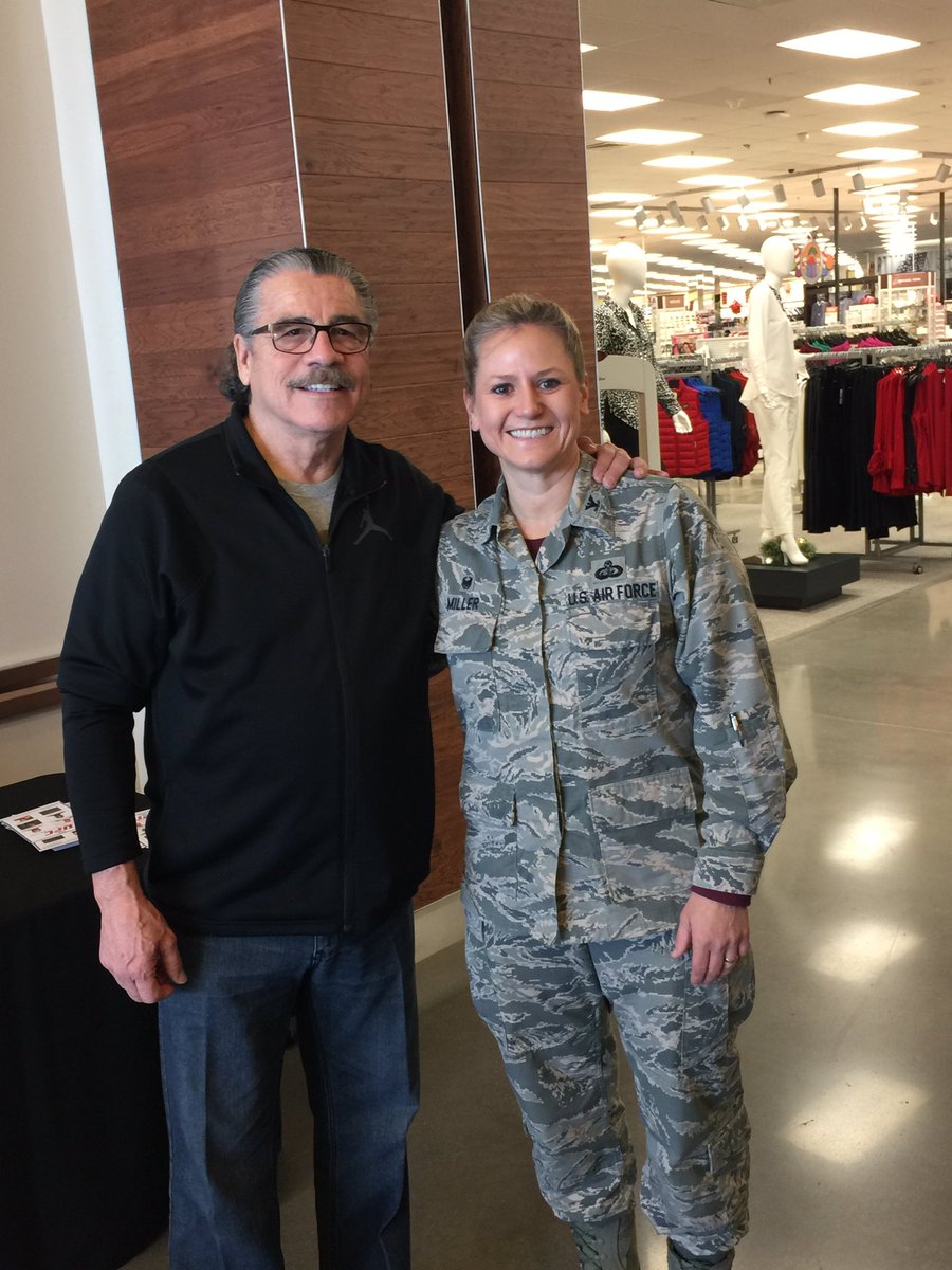 JBLEcommander's tweet photo. Thanks for hanging out with our Airmen &amp; Soldiers! #UFC #MMA #valentinashevchenko #rothwellfighter #stitchduran #JBLE #airman #soldier https://t.co/yGTeRVyvzz