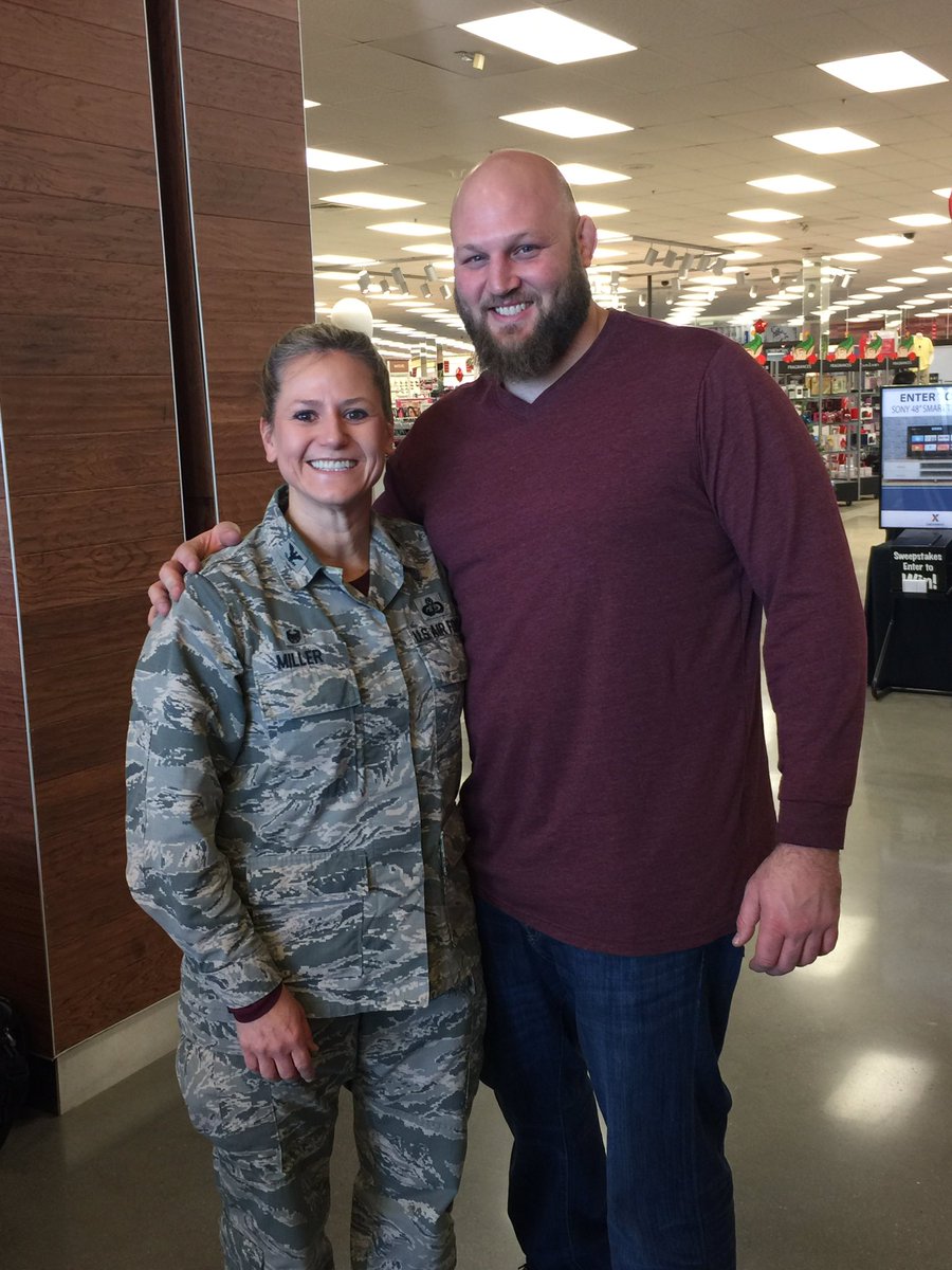 JBLEcommander's tweet photo. Thanks for hanging out with our Airmen &amp; Soldiers! #UFC #MMA #valentinashevchenko #rothwellfighter #stitchduran #JBLE #airman #soldier https://t.co/yGTeRVyvzz