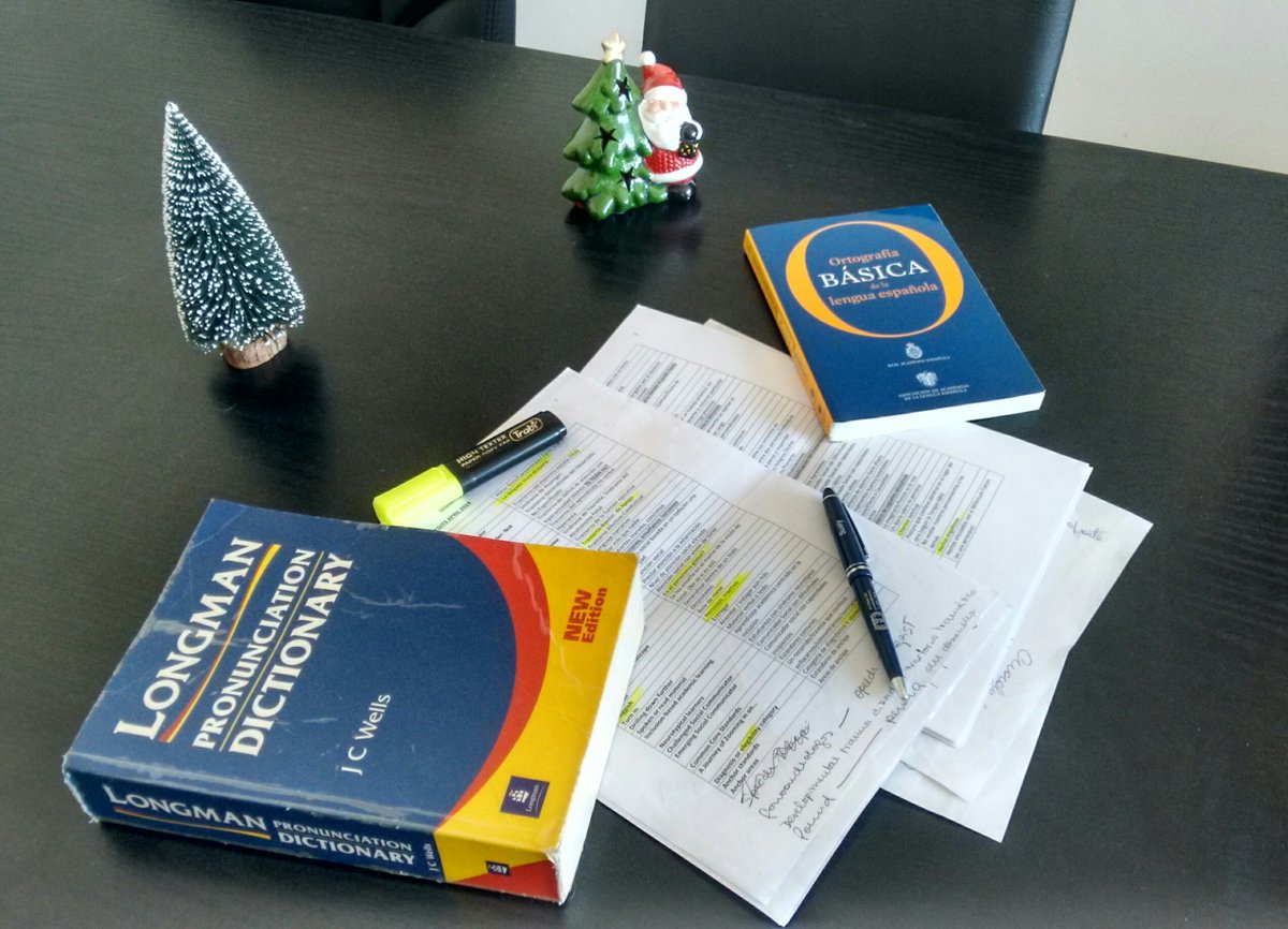 Convergence_SL's tweet photo. Preparando el próximo evento con espíritu navideño, ¡qué linda época! #interpretaciónsimultánea #simultaneoustranslation #Xmas #workandfun https://t.co/cUZEm6BiEz
