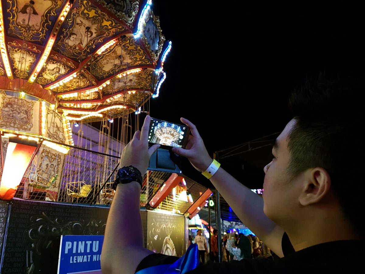 samsungID's tweet photo. The excitement of participants &amp; experts during #NightInMotion Photo Hunting Challenge. #NextLevelS7 https://t.co/TFtDZF1yiz